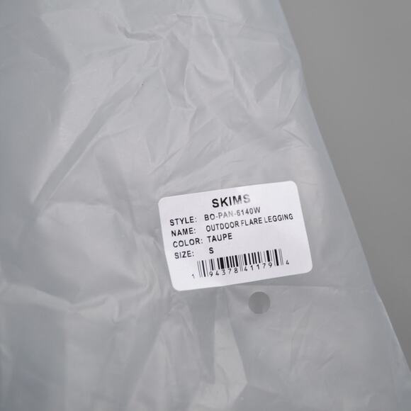 SKIMS Outdoor Flare Leggings Taupe Size Small NWOT - Picture 8 of 8